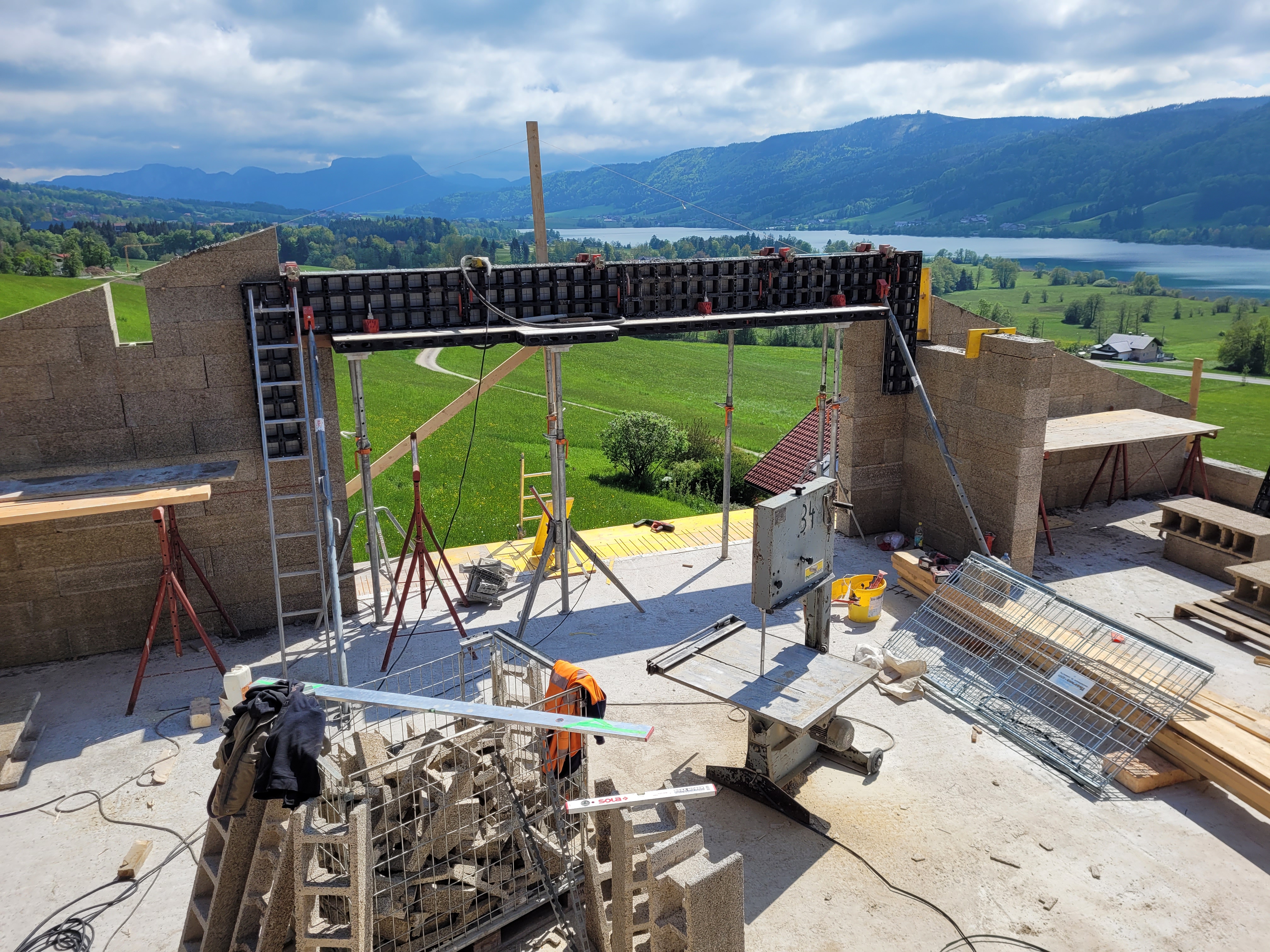 Neubau Zell am Moos - Mauerwerk und Aussicht