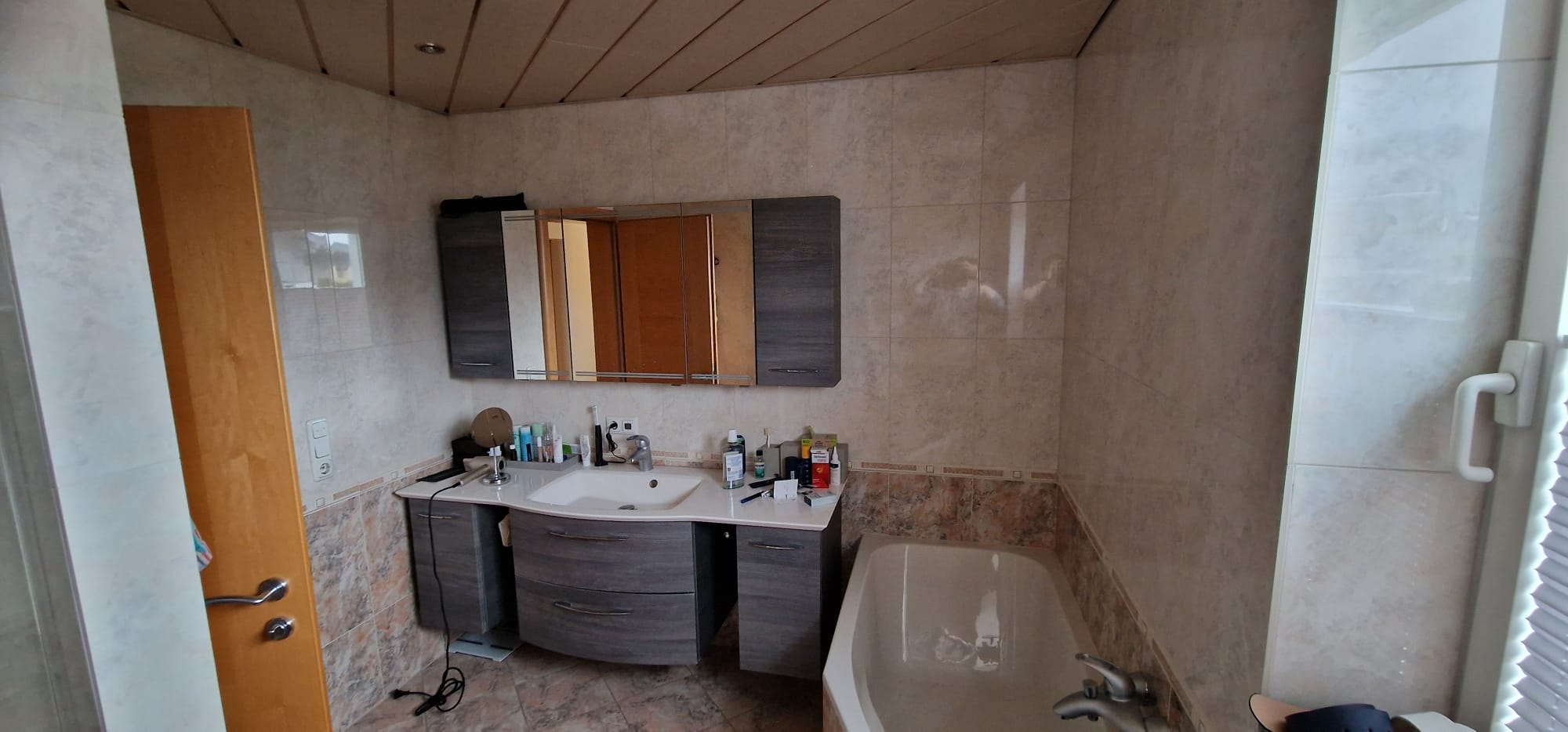 Badezimmer vor der Sanierung mit alter Ausstattung