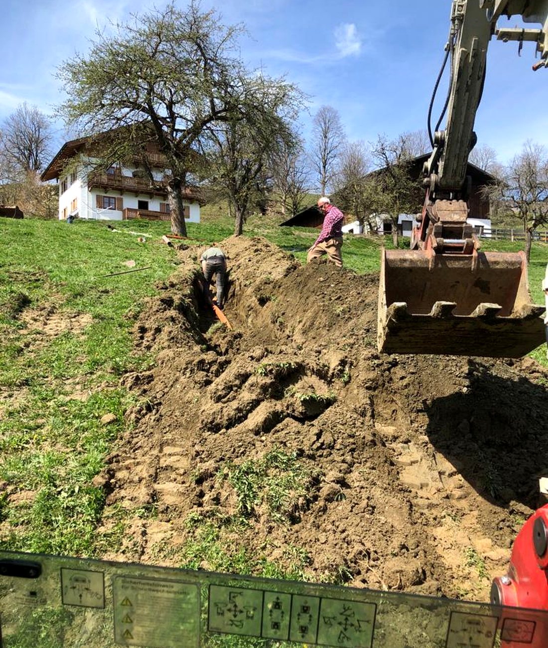 Erdbauarbeiten in Hanglage mit Leitungsrohr