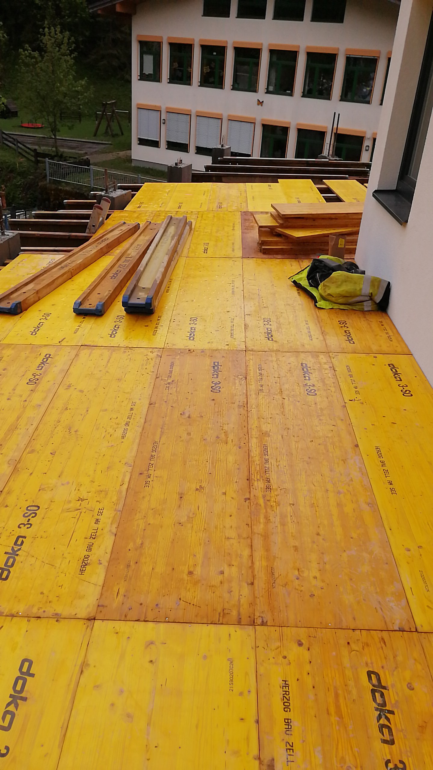 Neubau Dienten am Hochkönig - Deckenfläche und Baufortschritt