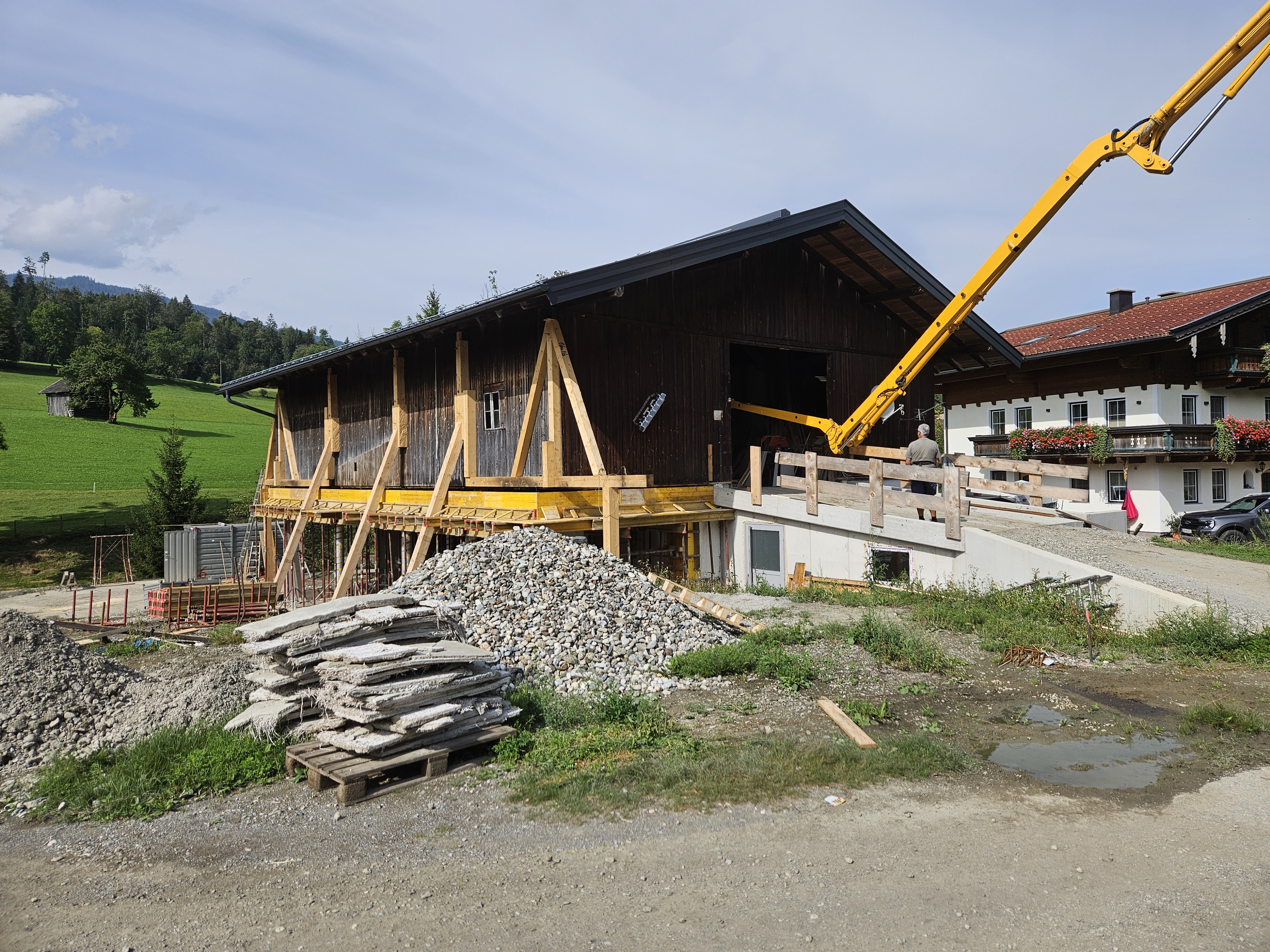 Großer Bestandsumbau mit Kran und Holzbau