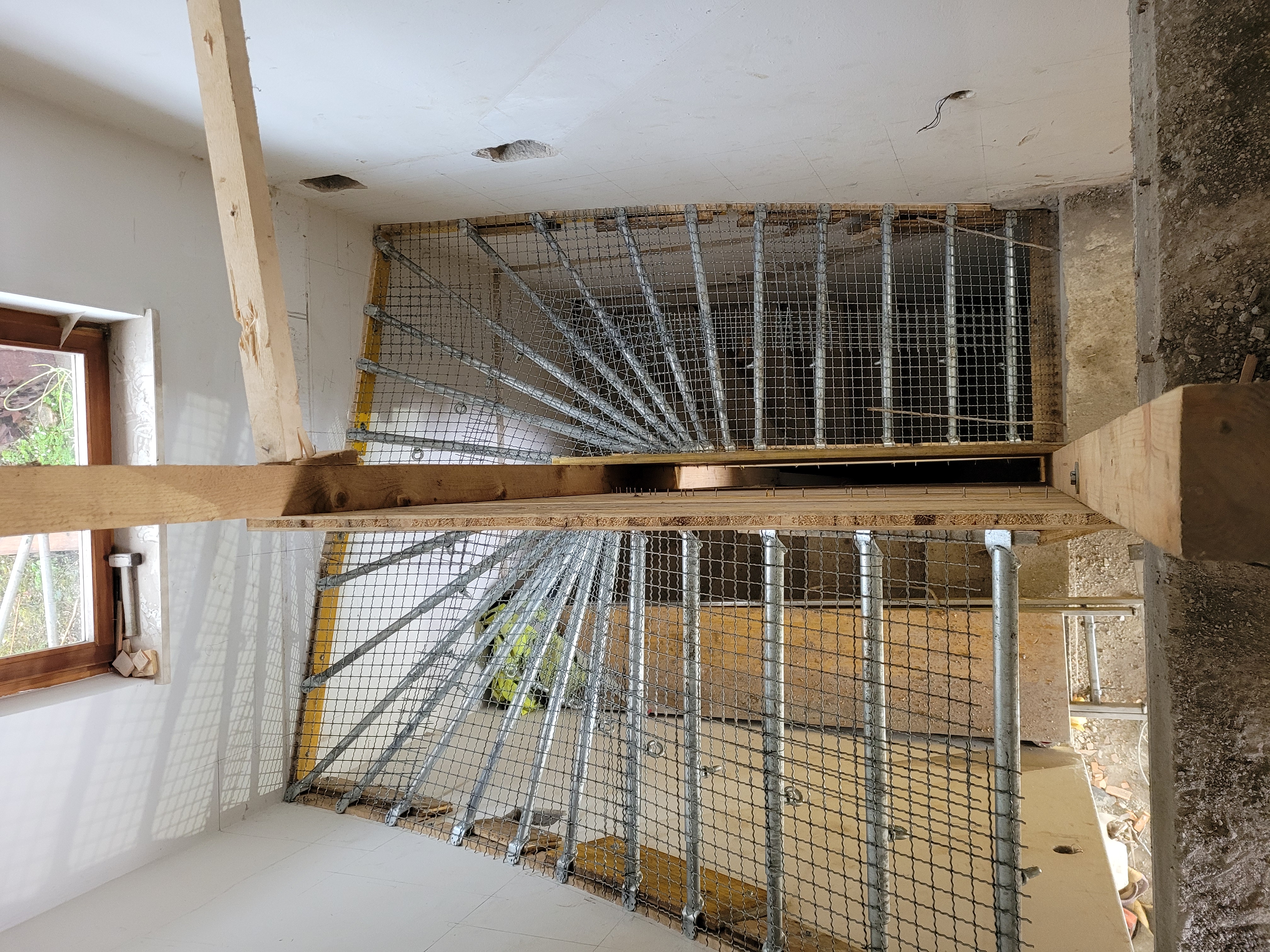 Treppenhaus im Umbau mit Schalung und Bewehrung