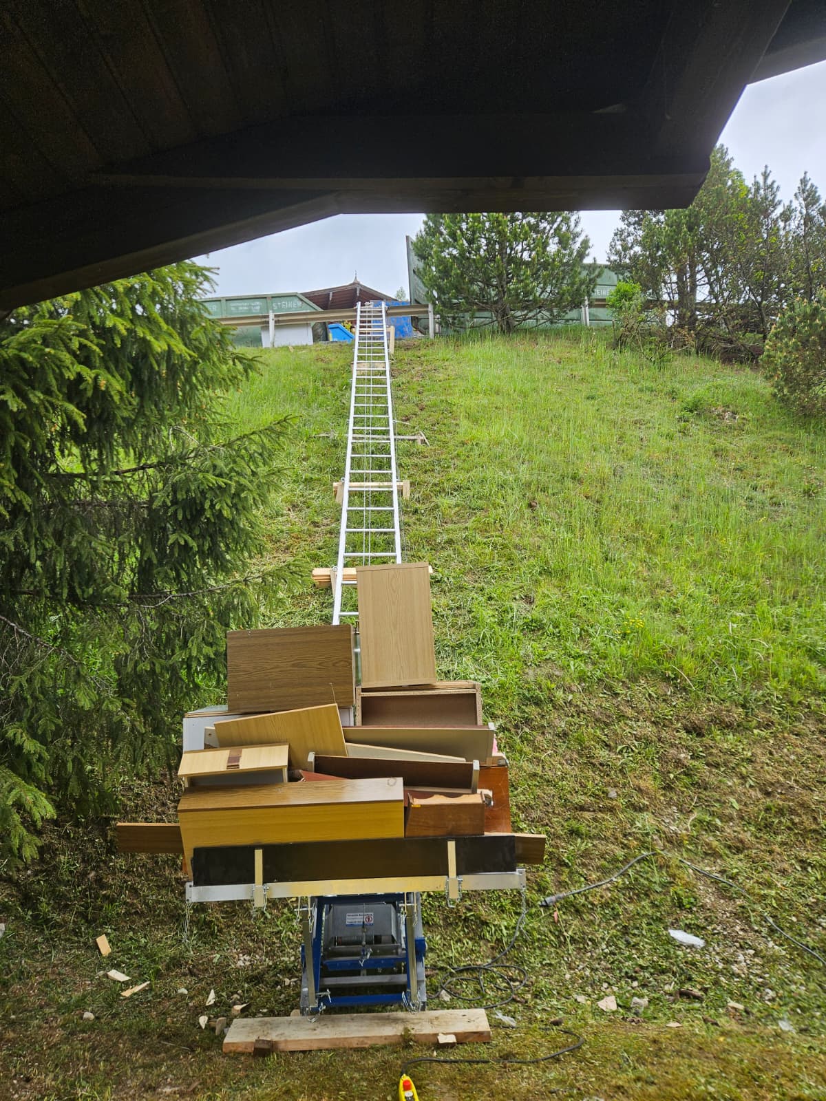 Entrümpelung und Materialtransport über eine steile Böschung