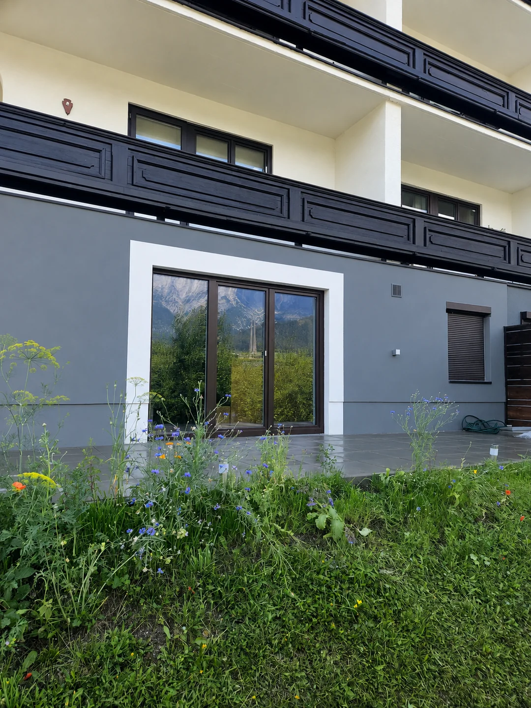 Fertigstellung: neue Terrassentür mit weißem Fassadenrahmen