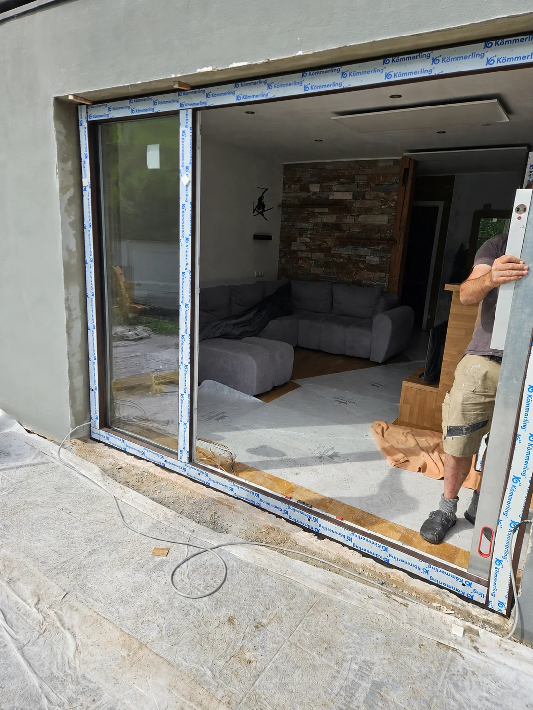 Während des Umbaus: Montage des neuen Terrassentür-Elements