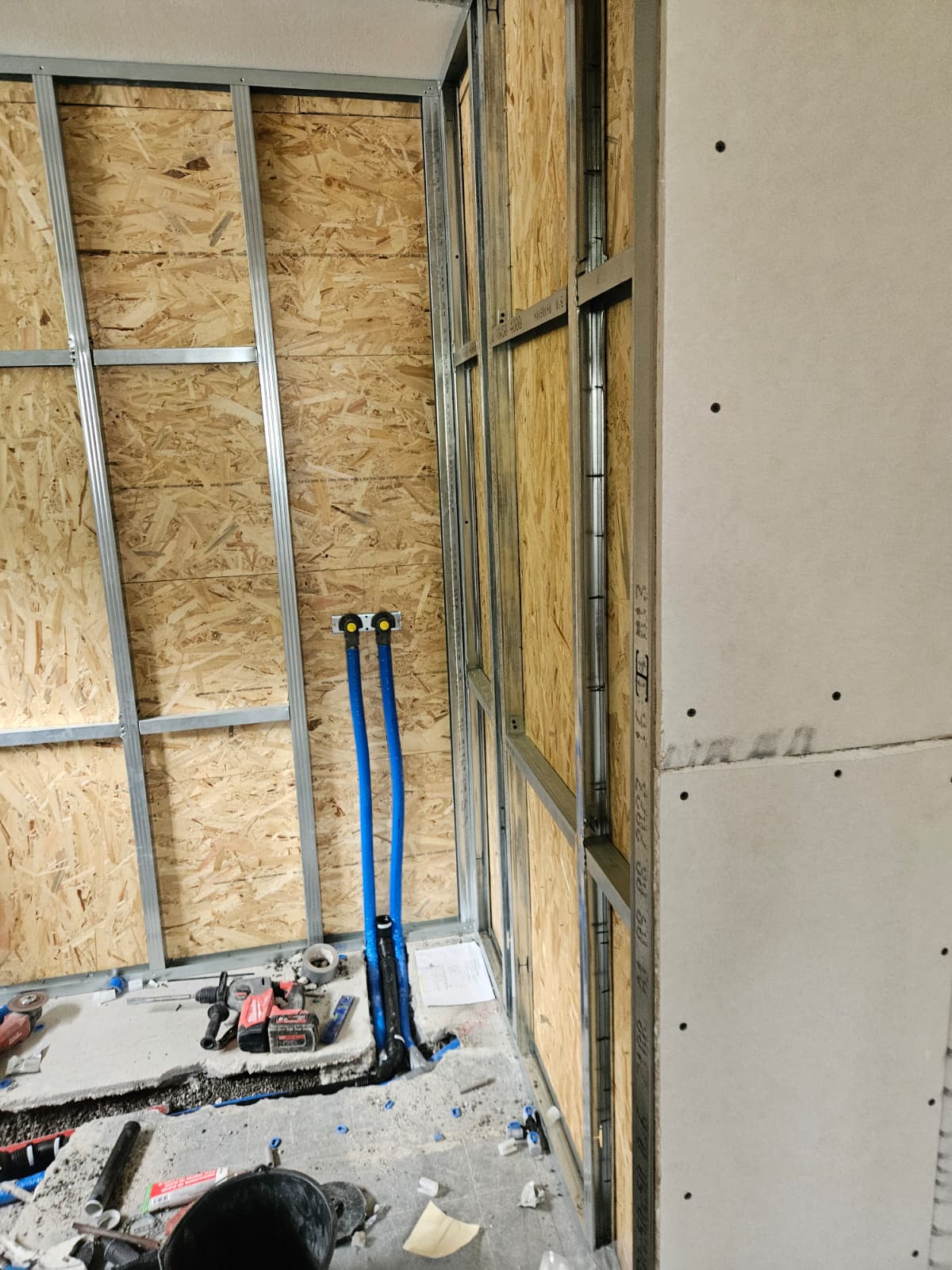 Badumbau mit OSB-Platten und Installationsvorbereitung